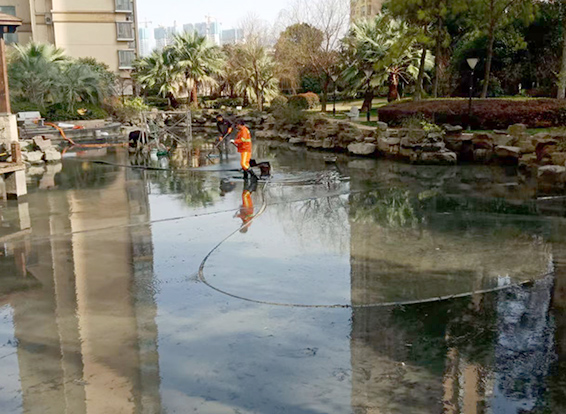 天山景观池淤泥清理