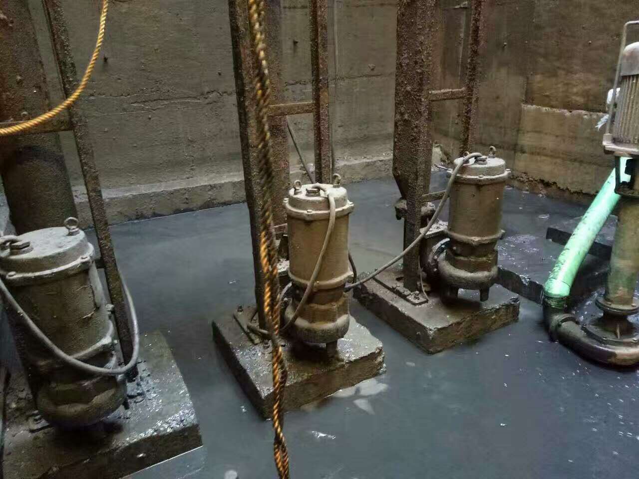 天山污水池清理