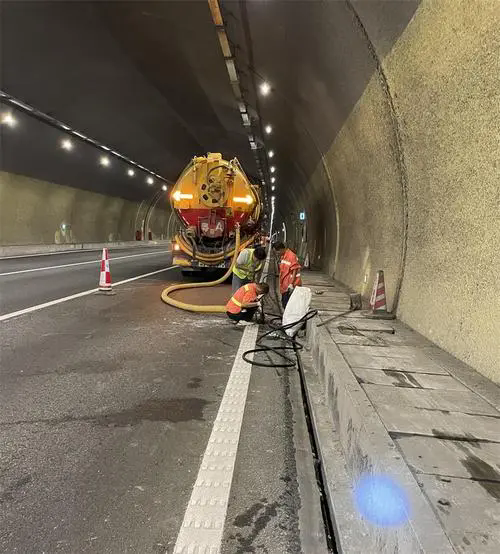 天山隧道排水渠清淤